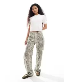 Oferta de Pull&Bear Petite wide leg jean in snake print por $39.99 en ASOS