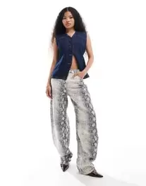 Oferta de Bershka Petite balloon jeans in snakeskin print por $17.99 en ASOS