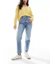 Oferta de Pull&Bear high waisted mom jean in blue por $19.99 en ASOS