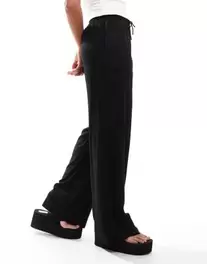 Oferta de Monki drawstring waist trousers in black por $36.99 en ASOS