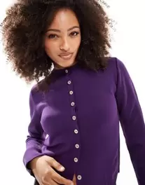 Oferta de ASOS DESIGN compact cardigan in plum por $37.99 en ASOS