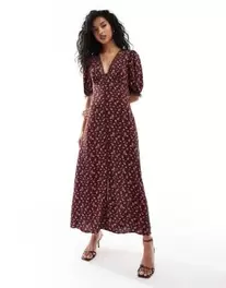 Oferta de Miss Selfridge maxi tea dress in burgundy floral por $52.99 en ASOS