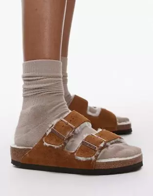 Oferta de Birkenstock Unisex Arizona shearling sandals in mink suede por $130 en ASOS