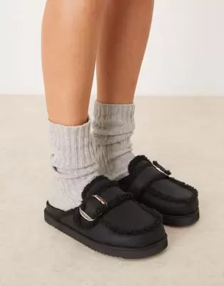 Oferta de RAID Kylie teddy mules in black por $33 en ASOS