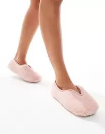 Oferta de Glamorous fluffy slippers in pink por $12 en ASOS