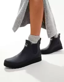 Oferta de Barbour Clifton wedge chelsea welly in navy por $60 en ASOS