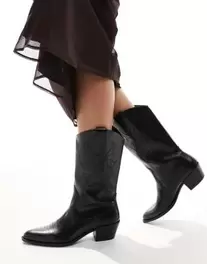 Oferta de Pull&Bear faux leather topstitched western boots in black por $49.99 en ASOS