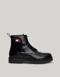 Oferta de Tommy Jeans Patent Leather Cleat Mid Boots in Black & Multi por $160 en ASOS