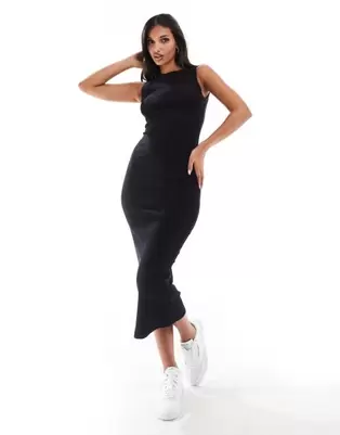 Oferta de ASOS DESIGN 90s ribbed built up midi tank dress in black por $16 en ASOS