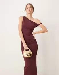 Oferta de New Look slinky one shoulder maxi dress in burgundy por $29 en ASOS