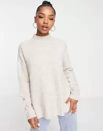 Oferta de Vero Moda longline knitted jumper in cream por $28 en ASOS