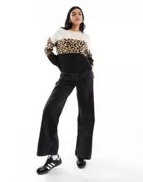 Oferta de ONLY colourblock jumper in animal print por $30 en ASOS