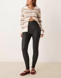 Oferta de New Look Jenna lift and shape coated skinny jeans in black por $30 en ASOS