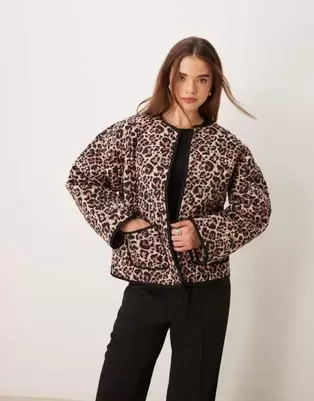 Oferta de Nobody's Child quilted jacket in leopard print por $181.99 en ASOS