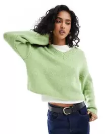 Oferta de ASOS DESIGN fluffy v neck relaxed jumper in green por $44.99 en ASOS