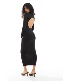 Oferta de Pull&Bear sculpt polyamide backless maxi dress in black por $22.99 en ASOS