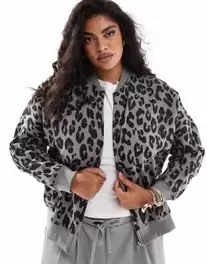 Oferta de Yours oversized jersey bomber jacket in grey leopard print por $53.99 en ASOS