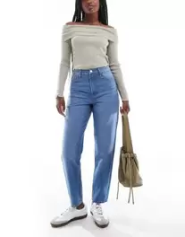 Oferta de Miss Selfridge highwaist mom jean in mid blue wash por $44.99 en ASOS