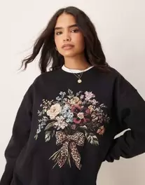 Oferta de Miss Selfridge floral bouquet oversized sweatshirt por $39.99 en ASOS