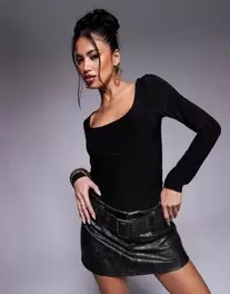 Oferta de Fashionkilla exclusive sculpted slinky scoop neck long sleeve body in black por $40.99 en ASOS