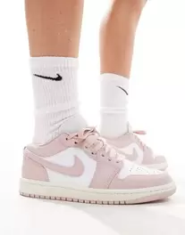 Oferta de Air Jordan 1 Low trainers in pink and white por $129.99 en ASOS