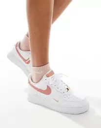 Oferta de Nike Air Force 1 '07 ESS trainers in white & dark pink por $159.99 en ASOS