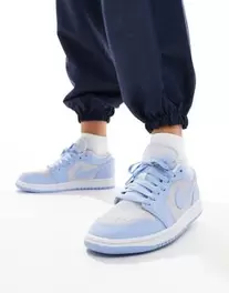 Oferta de Air Jordan 1 Low trainers in light blue and white por $129.99 en ASOS