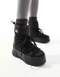 Oferta de Tommy Jeans hybrid flatform snow boots in black por $149.9 en ASOS