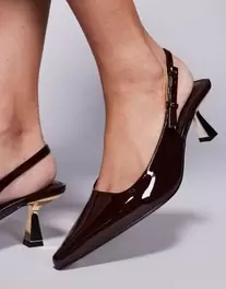 Oferta de Simmi London June pointed slingbackkitten heels in brown patent por $43.99 en ASOS