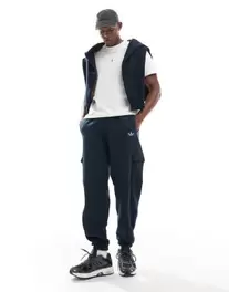 Oferta de Adidas Originals basketball cargo trouser in navy por $45 en ASOS