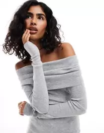 Oferta de Bershka bardot knitted jumper in grey por $19.5 en ASOS