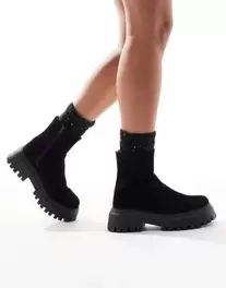 Oferta de ASOS DESIGN Wide Fit Antigua suede chelsea sock boots in black por $52 en ASOS