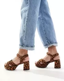 Oferta de Yours cross over block heels in leopard por $62.99 en ASOS