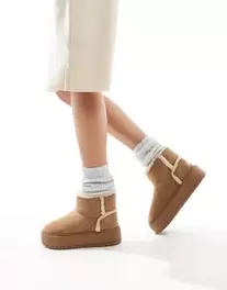 Oferta de Bershka shearling trim cosy boots in beige por $40.65 en ASOS