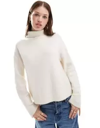 Oferta de ASOS DESIGN knitted high neck jumper in cream por $20 en ASOS