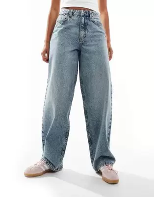 Oferta de Miss Selfridge baggy jean in mid blue wash por $29.99 en ASOS