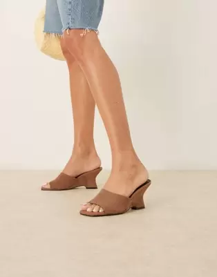 Oferta de ASOS DESIGN Trifle suedette mule wedges in camel por $30 en ASOS