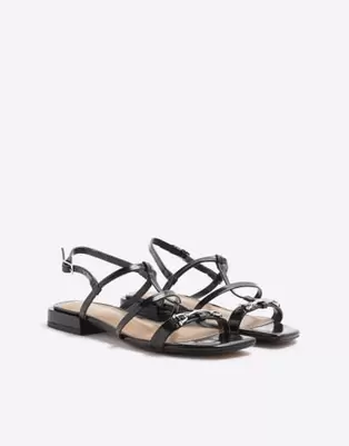 Oferta de River Island Strappy flat sandals in black por $34 en ASOS