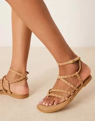 Oferta de ASOS DESIGN Fierce strappy studded sandal in taupe por $18 en ASOS
