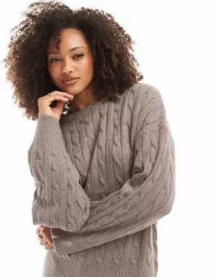 Oferta de Cotton On lux crew pullover in mocha cable knit por $25 en ASOS