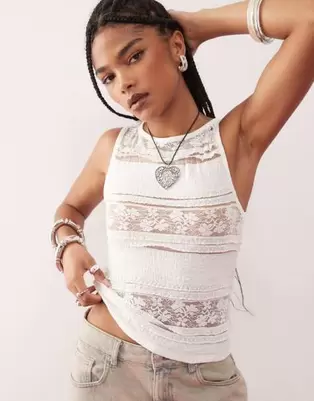 Oferta de COLLUSION lace high neck sleeveless top in cream por $25.99 en ASOS