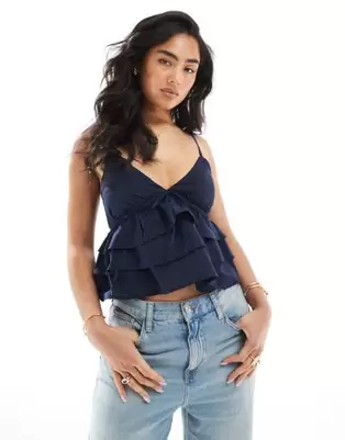 Oferta de Hollister spaghetti strap v neck tiered top in navy por $27.95 en ASOS