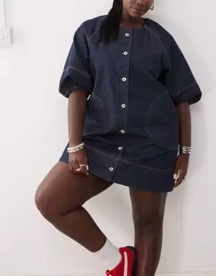 Oferta de COLLUSION Plus denim shirt dress in rinse wash por $35.99 en ASOS