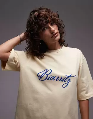 Oferta de Topshop jersey Biarritz graphic oversized t shirt in buttermilk yellow por $29 en ASOS