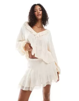 Oferta de Pull&Bear lace detail tiered mini skirt co-ord in ecru por $22.99 en ASOS