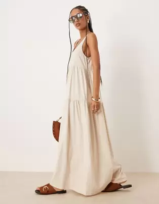 Oferta de ASOS DESIGN scoop tiered trapeze maxi dress in cream por $28 en ASOS