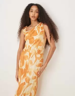 Oferta de ASOS DESIGN plisse fallen shoulder midi dress in orange flower print por $38 en ASOS