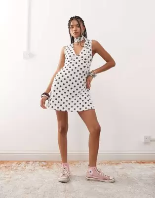 Oferta de Reclaimed Vintage mini dress with scarf in polka dot print por $32.99 en ASOS
