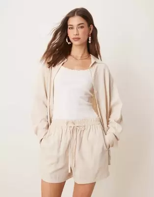 Oferta de ASOS DESIGN linen look shirt, shorts and trousers co-ord in stone por $42 en ASOS