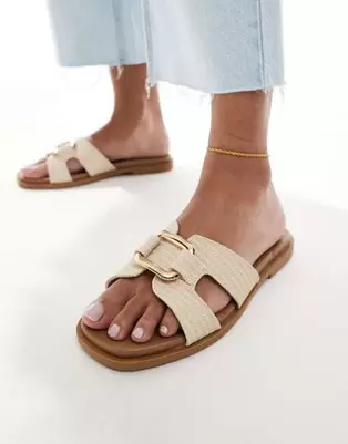 Oferta de New Look Wide Fit metal detail raffia sandal in cream por $25.99 en ASOS